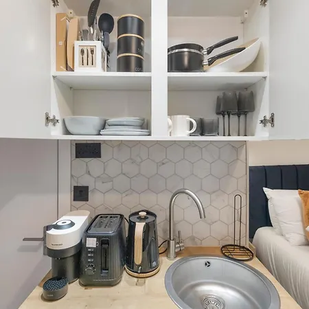 Chic City Pad: Modern Studio Retreat Лондон Экстерьер фото