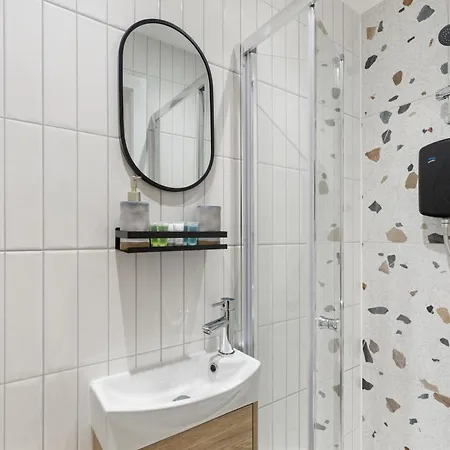Chic City Pad: Modern Studio Retreat Лондон Экстерьер фото