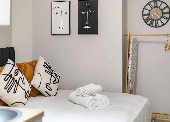 Chic City Pad: Modern Studio Retreat